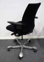 Håg H05 5400 kontorstol i sort, medium rygg med armlener, nytrukket