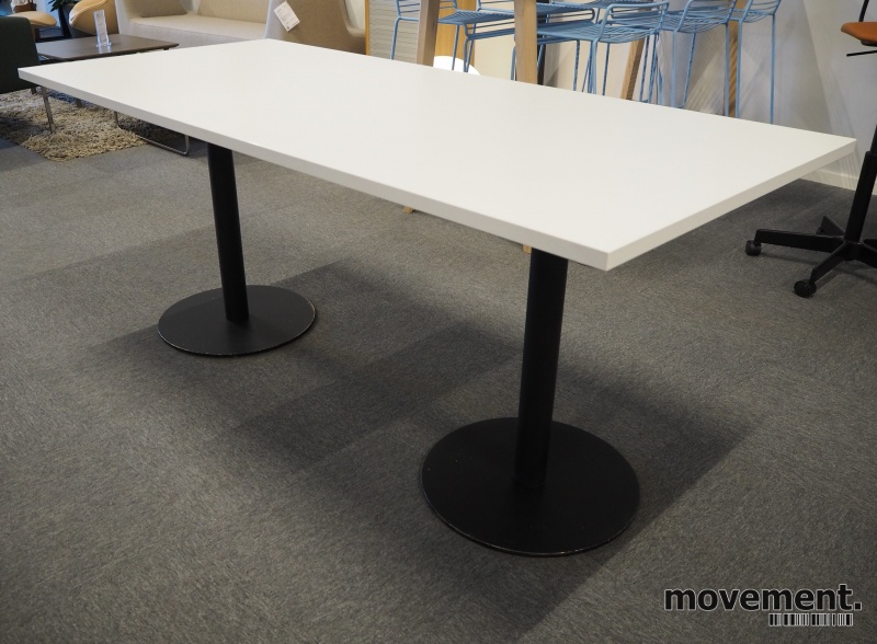 Solgt!Kompakt møtebord / kantinebord i - 1 / 2