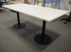 Kompakt møtebord / kantinebord i hvitt / sortlakkert stål, 180x80cm, passer 6 personer, pent brukt