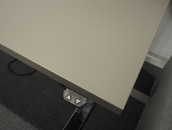 Skrivebord med elektrisk hevsenk i varmgrått (Cubanit grey) / krom fra Linak, 140x80cm, pent brukt