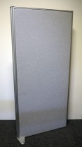 Skillevegg i grått stoff fra EFG, modell Room, bredde 94cm, høyde 194cm, pent brukt