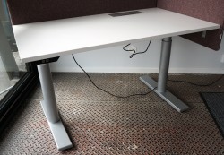 Skrivebord med elektrisk hevsenk i hvitt / grått fra Duba B8, 140x80cm med kabelluke, pent brukt understell med ny bordplate