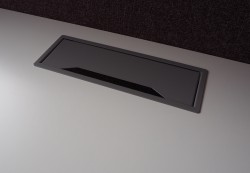 Skrivebord med elektrisk hevsenk i hvitt / grått fra Duba B8, 140x80cm med kabelluke, pent brukt understell med ny bordplate