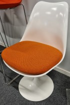 Loungestol fra Knoll Studio, Eero Saarinen, Tulip Chair i hvitt / Orange, pent brukt