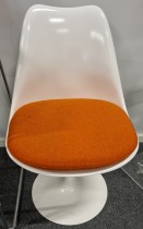 Loungestol fra Knoll Studio, Eero Saarinen, Tulip Chair i hvitt / Orange, pent brukt