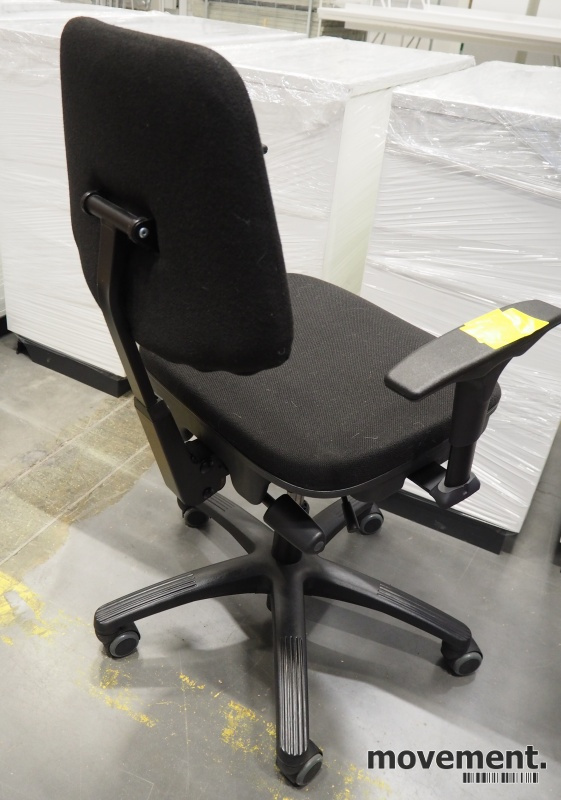 Solgt!Enkel kontorstol i sort med armlene - 2 / 3