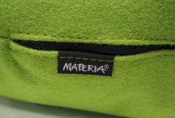 Pute / pyntepute i grønt ullstoff fra Materia, modell Point, 70x40cm, pent brukt