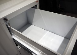 Arkivskap for hengemapper fra Esselte Pendaflex i hvitt, 4 skuffers, 41,5cm bredde, pent brukt