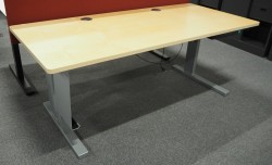 Skrivebord med elektrisk hevsenk i bjerk finer / grått fra Duba B8, 180x80cm, brukt med slitasje