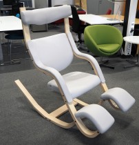 Loungestol / lenestol i lyst grått stoff / ask fra Varier Furniture, modell Gravity, design: Peter Opsvik, pent brukt