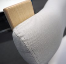 Loungestol / lenestol i lyst grått stoff / ask fra Varier Furniture, modell Gravity, design: Peter Opsvik, pent brukt