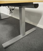 Skrivebord med elektrisk hevsenk i bjerk / grått fra Duba B8, 180x90cm med magebue, pent brukt