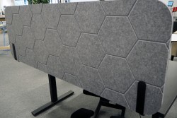 Lyddempende bordskillevegg i grått PET-materiale med hexagon-mønster fra Narbutas, modell Round PET, 160x56,5cm, NY / UBRUKT