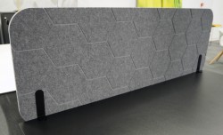 Lyddempende bordskillevegg i grått PET-materiale med hexagon-mønster fra Narbutas, modell Round PET, 160x56,5cm, NY / UBRUKT