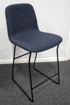 Barstol / barkrakk i blått, melert stoff fra Spoinq, modell Quin, sittehøyde 65cm, pent brukt