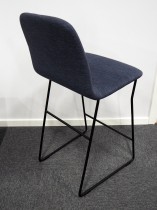 Barstol / barkrakk i blått, melert stoff fra Spoinq, modell Quin, sittehøyde 65cm, pent brukt