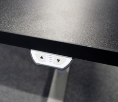Skrivebord med elektrisk hevsenk i sort / grått fra EFG, 140x80cm, pent brukt understell med ny bordplate