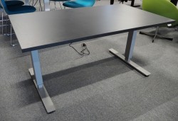 Skrivebord med elektrisk hevsenk i sort / grått fra EFG, 140x80cm, pent brukt understell med ny bordplate