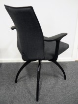 HÅG H05 Visit konferansestol / besøksstol i mørkt grått Remix-stoff / sorte ben, armlene, pent brukt
