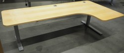 Skrivebord med elektrisk hevsenk i bjerk / grått fra Duba B8, hjørne, høyreløsning, pent brukt