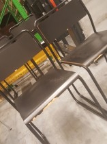 Konferansestol / stablestol / skolestol i sort laminat / sortlakkert metall, brukt med slitasje