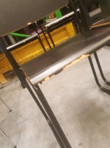 Konferansestol / stablestol / skolestol i sort laminat / sortlakkert metall, brukt med slitasje