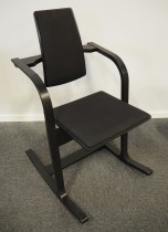 Konferansestol / arbeidsstol / spisestuestol i sort stoff / sort fra Varier Furniture, modell Actulum, design: Peter Opsvik, pent brukt