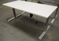 Skrivebord med elektrisk hevsenk fra Edsbyn i hvitt / lys grå, 160x80cm, NY PLATE / pent brukt
