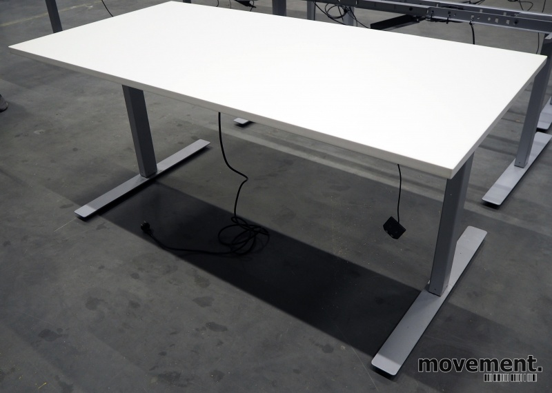 Solgt!Skrivebord med elektrisk hevsenk - 2 / 3