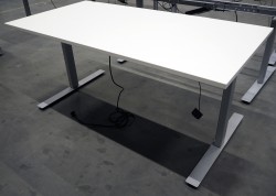Skrivebord med elektrisk hevsenk fra Linak i hvitt / grått, 160x80cm, NY PLATE / pent brukt
