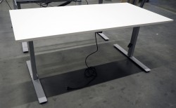 Skrivebord med elektrisk hevsenk fra Linak i hvitt / grått, 160x80cm, NY PLATE / pent brukt