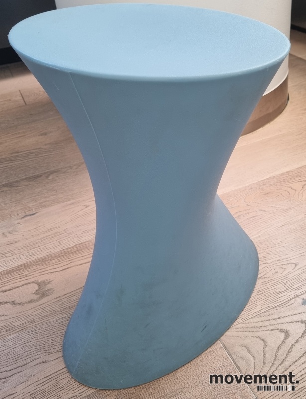 Solgt!Design-puff i lys blå plast, modell - 2 / 4