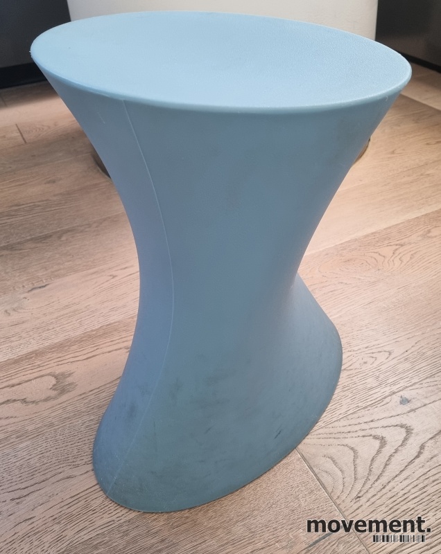 Solgt!Design-puff i lys blå plast, modell - 3 / 4