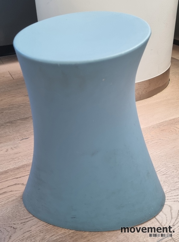Solgt!Design-puff i lys blå plast, modell - 1 / 4