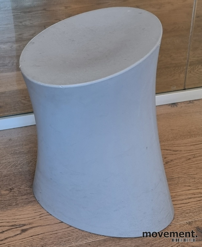 Design-puff i lys grå plast, modell