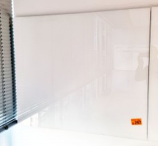 Whiteboard i glass fra Lintex, 118x100cm, hvit tone, magnetisk, pent brukt