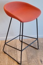 Barkrakk fra HAY, About a stool, sete i rødt stoff, understell i sort, sittehøyde 65cm, pent brukt