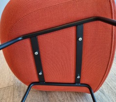 Barkrakk fra HAY, About a stool, sete i rødt stoff, understell i sort, sittehøyde 65cm, pent brukt