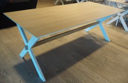Konferansebord / kantinebord i eik laminat / hvitt fra Zeta Furniture, 200x90cm, pent brukt