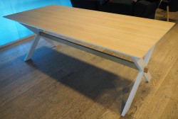 Konferansebord / kantinebord i eik laminat / hvitt fra Zeta Furniture, 200x90cm, pent brukt
