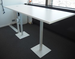 Barbord / ståbord i hvitt fra Pedrali, 200x70cm, høyde 103cm, strømsøyle, pent brukt