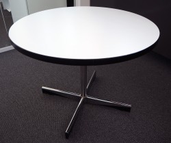 ForaForm Planet loungebord i hvitt med sort kant, krom fot, Ø=70cm, H=53cm, Design: Dysthe, pent brukt