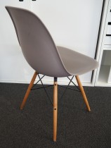 Vitra DSW spisestol / konferansestol i varmgrå (Mauve grey) / lønn, Design: Charles & Ray Eames, pent brukt