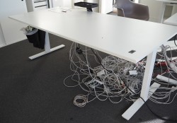 Skrivebord med elektrisk hevsenk i hvitt fra Horreds, 190x80cm, pent brukt