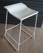 Barkrakk / barstol i hvitt fra Viccarbe, modell Last minute, sittehøyde 62cm, pent brukt
