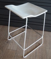 Barkrakk / barstol i hvitt fra Viccarbe, modell Last minute, sittehøyde 62cm, pent brukt