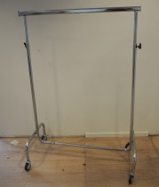 Klesstativ / stumtjener / garderobestativ på hjul i krom, bredde 100cm, pent brukt