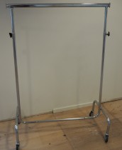 Klesstativ / stumtjener / garderobestativ på hjul i krom, bredde 100cm, pent brukt