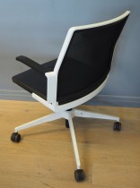 Dynamobel kontorstol, modell Dis, sete i sort skinn, rygg i sort mesh, fotkryss i hvitt, pent brukt