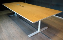 Møtebord / konferansebord i eik / hvitt fra Horreds, 300x120cm, passer 10-12 personer, pent brukt